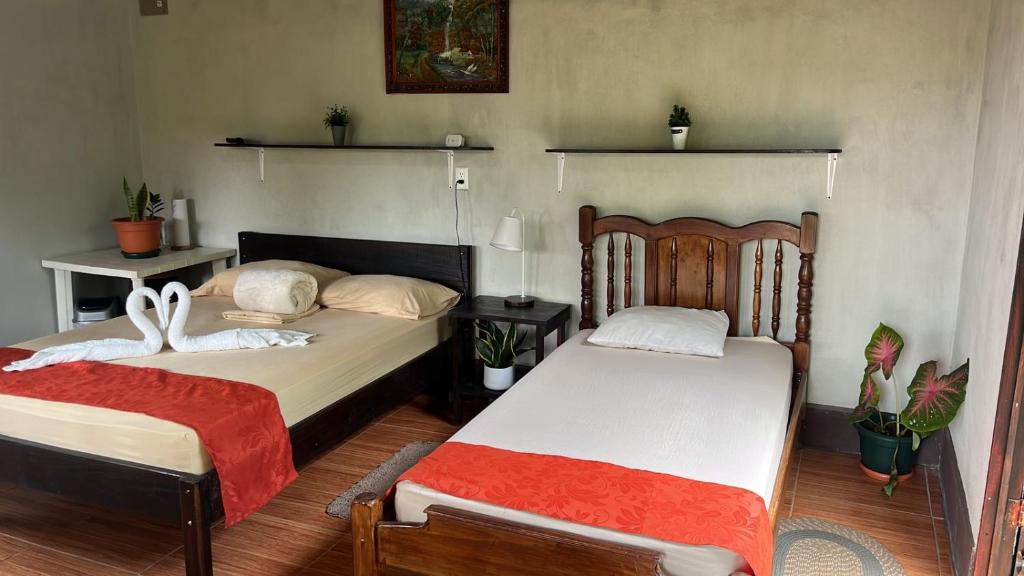 A bed or beds in a room at Cabañas Colibrí Tayutic