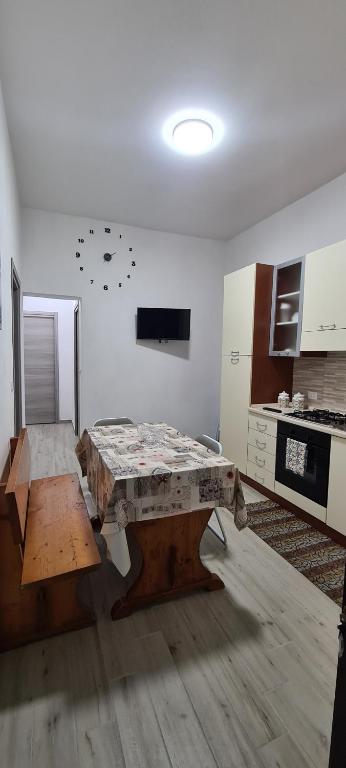 eine Küche mit einem Tisch in der Mitte eines Zimmers in der Unterkunft Residence Volpe in Caronia Marina