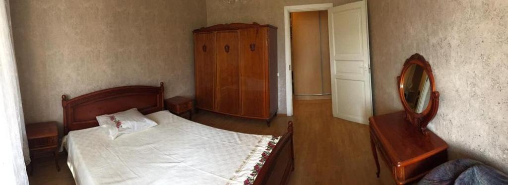 - une chambre avec un lit, une commode et un miroir dans l'établissement Graz Narek house 5, à Altenfelden