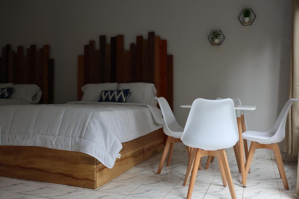 Postel nebo postele na pokoji v ubytování Boquete Firefly Inn