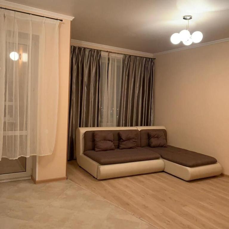 - un canapé dans le salon doté d'une fenêtre dans l'établissement Graz Narek house 6, à Altenfelden