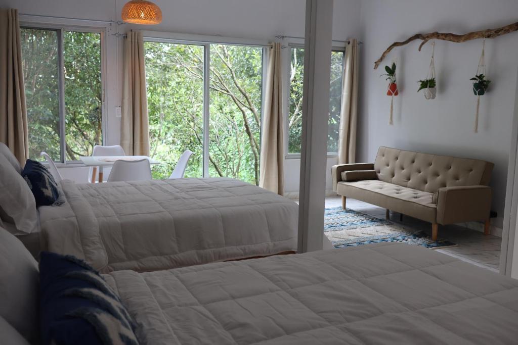 Postel nebo postele na pokoji v ubytování Boquete Firefly Inn