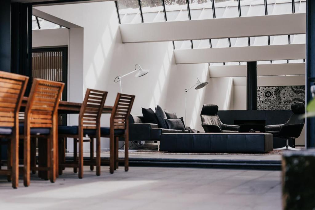 Posezení v ubytování Alkina Lodge Mira