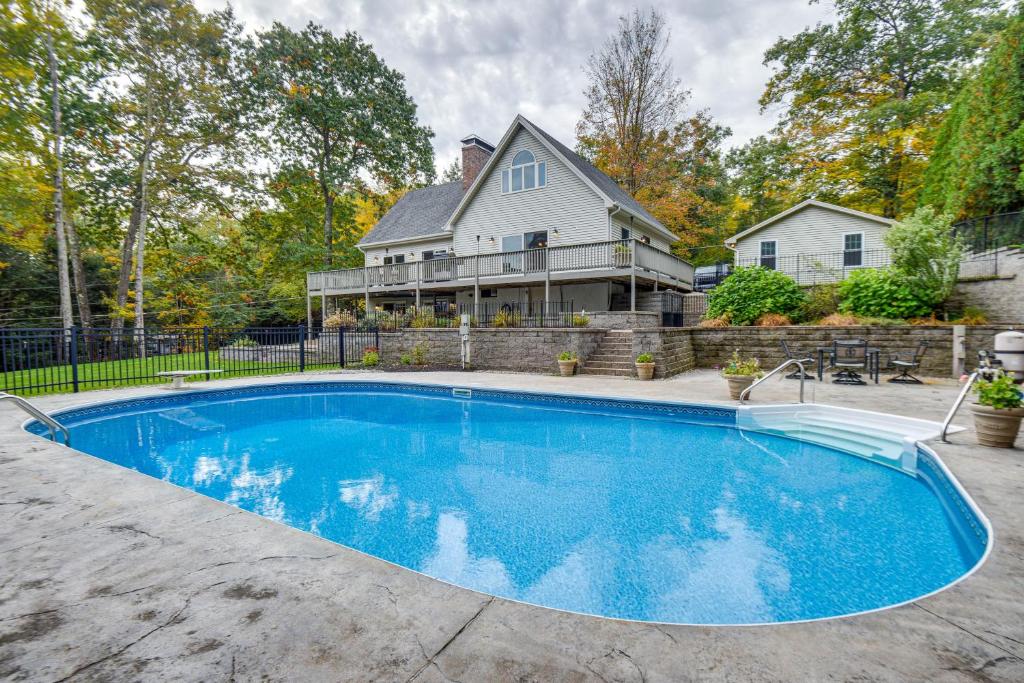 una piscina frente a una casa en Milton Hidden Gem with Pool, Hot Tub and Fireplace!, en Milton