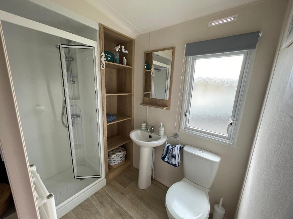 uma casa de banho com um chuveiro, um WC e um lavatório. em B3 Sunny Tides em Brixham