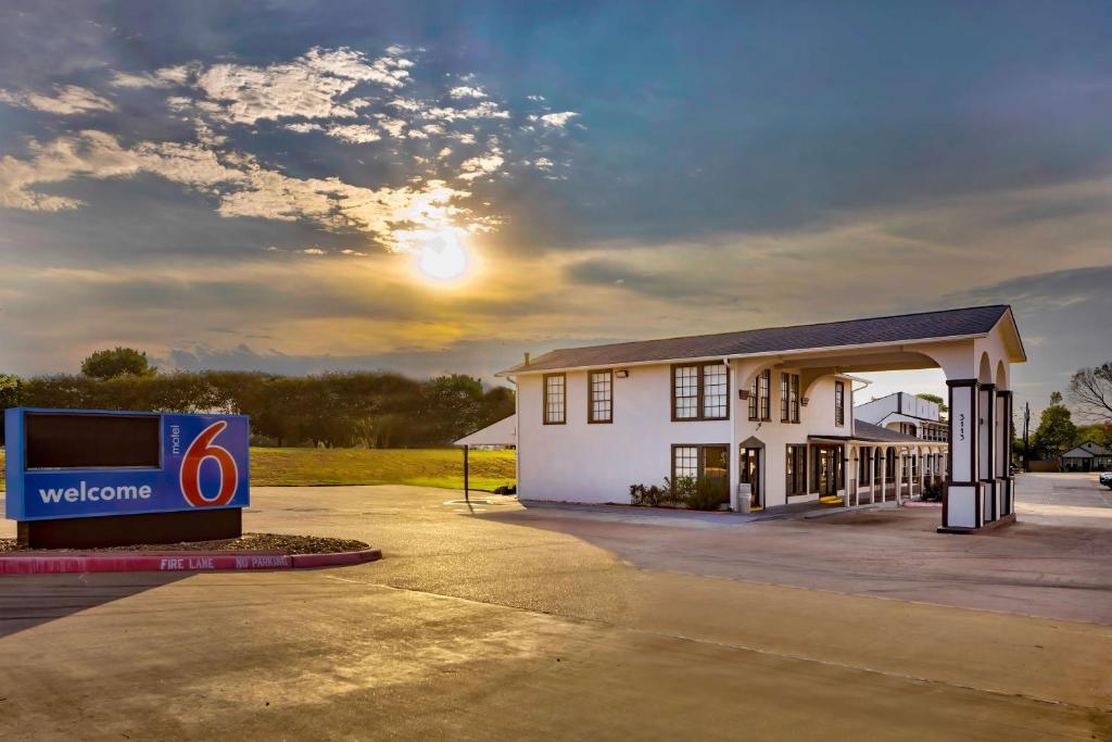 a building with a sign in front of it at Motel 6-Bryan, TX - College Station in Bryan