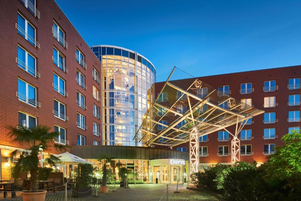 vistas a un edificio con un edificio en Dorint An den Westfalenhallen Dortmund, en Dortmund