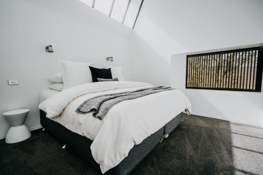 Postel nebo postele na pokoji v ubytování Alkina Lodge Nuru