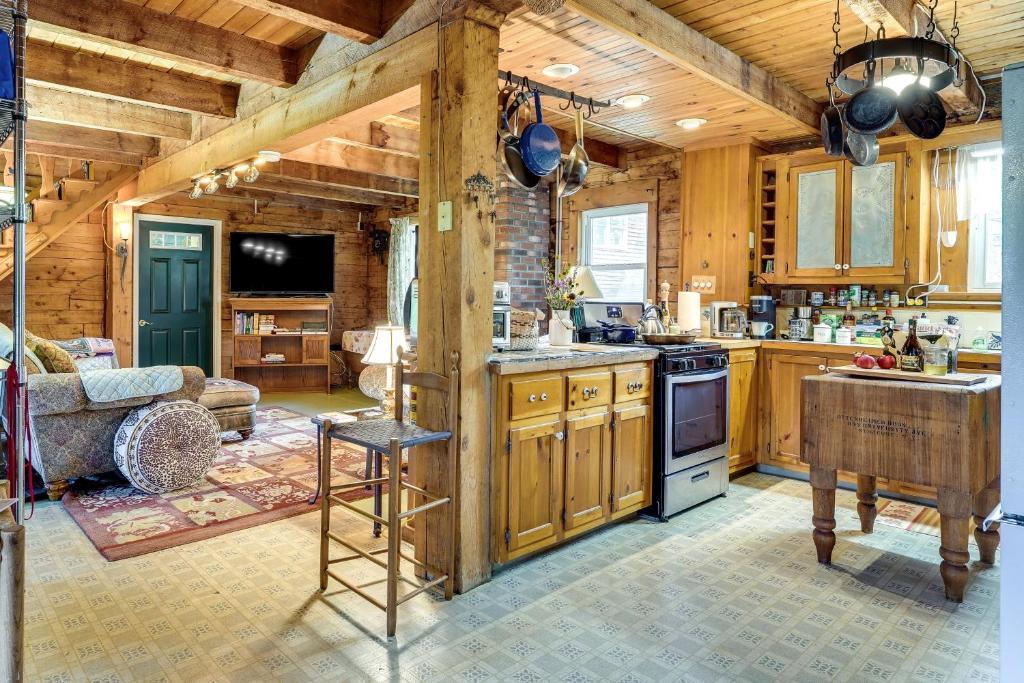 Kuchyň nebo kuchyňský kout v ubytování Cozy Adirondack Cabin Retreat in West Chazy!