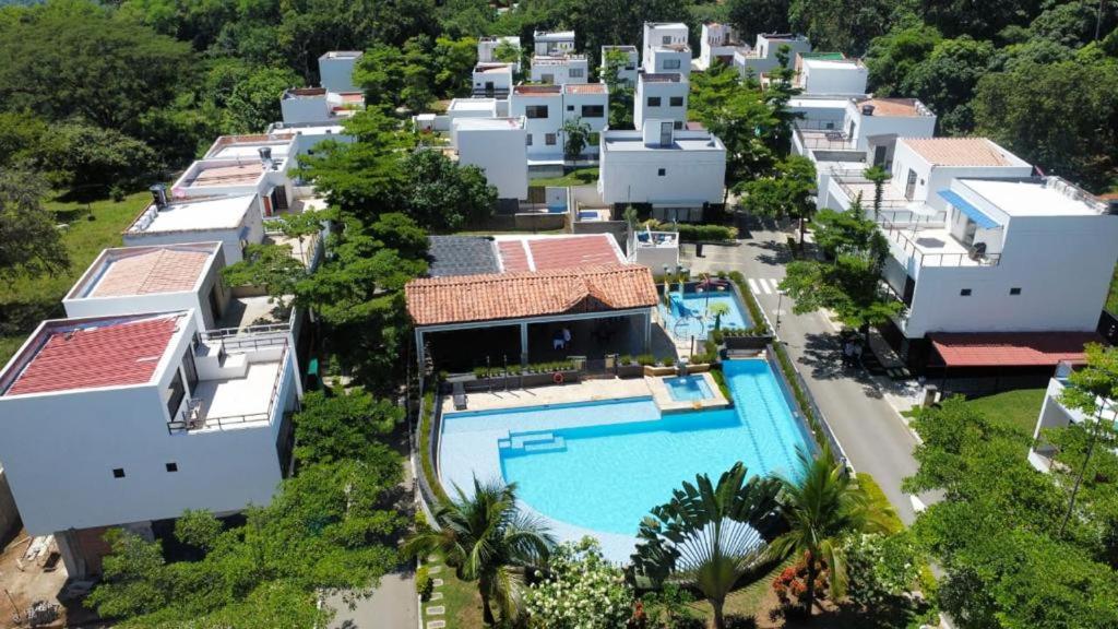 einen Luftblick auf ein Resort mit einem Pool in der Unterkunft Hermosa cabaña en sopetran in Sopetran