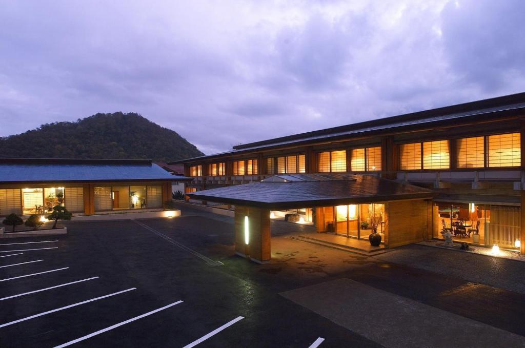 ein leerer Parkplatz vor einem Gebäude in der Unterkunft Shikotsuko Daiichi Hotel Suizantei in Chitose