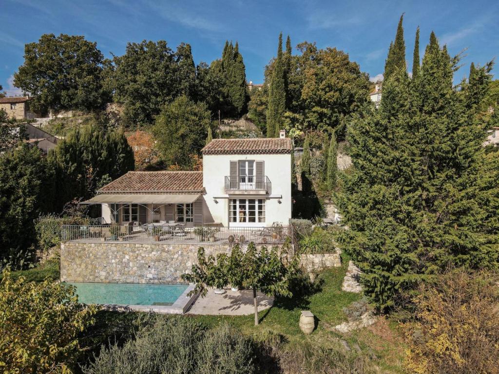 una vista aérea de una casa con piscina en Villa Olivier, en Callian