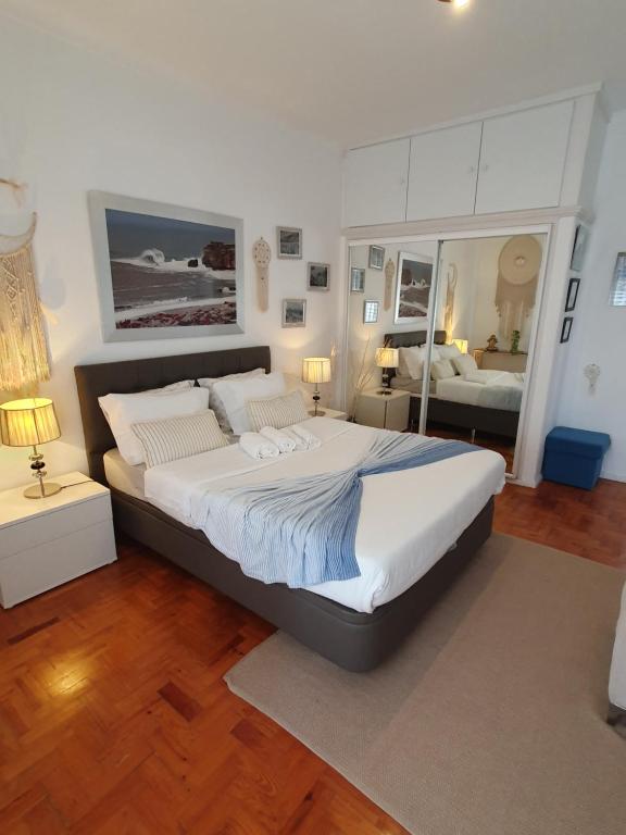 um quarto com uma cama grande num quarto em Casa da Tina na Nazaré
