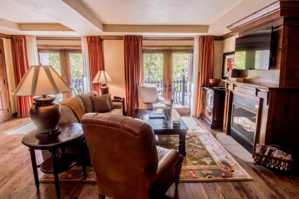 Un lugar para sentarse en Luxury 2-Bedroom Aspen Mountain Residence Premier 34 in Downtown, one block to Ski Lifts