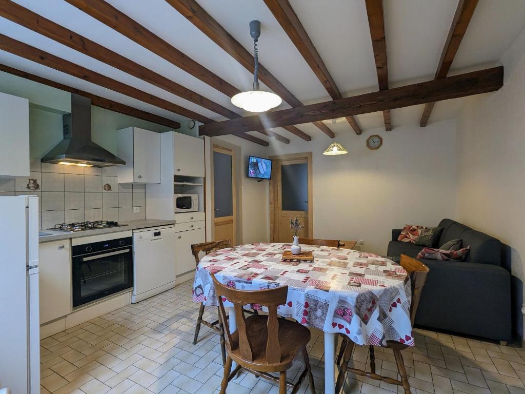 uma cozinha e sala de jantar com mesa e cadeiras em Gîte La Bresse, 3 pièces, 4 personnes - FR-1-589-127 em La Bresse