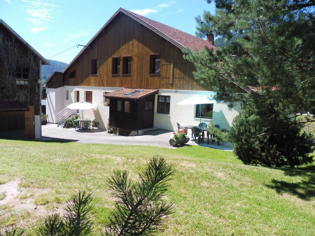 ein Blick auf den Hinterhof einer Scheune in der Unterkunft Charmant Gîte avec Garage et Local Vélos au Pied des Pistes de La Bresse - FR-1-589-127 in La Bresse