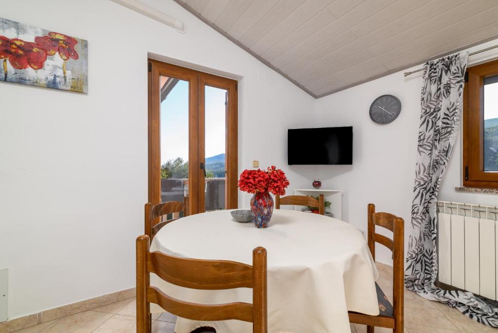 Televízia a/alebo spoločenská miestnosť v ubytovaní Apartments by the sea Duga Luka - Prtlog, Labin - 2335