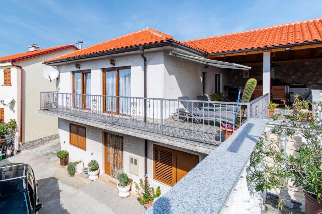 Apartments with parking space Novi Vinodolski - 2417