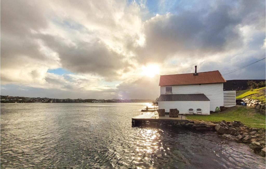 Gorgeous Home In Torvastad With House Sea View : مبنى على حافة جسم ماء