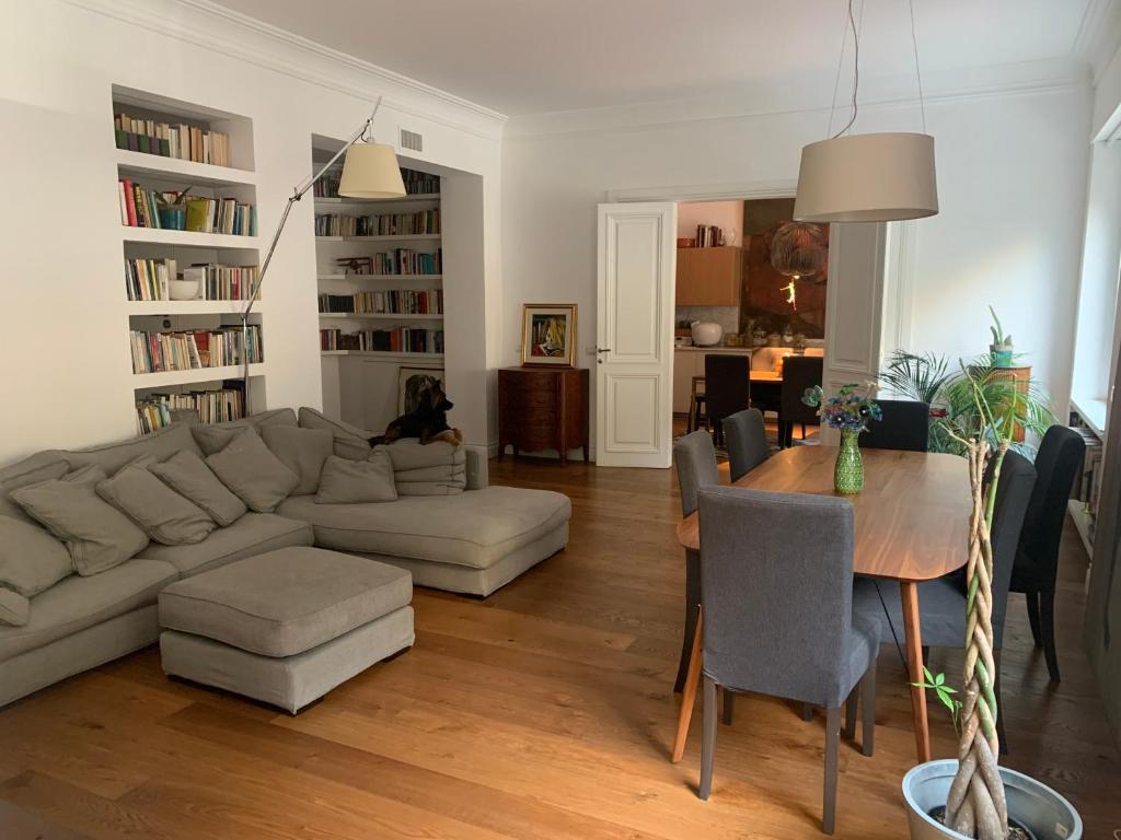 a living room with a couch and a table at Appartamento con terrazza centrale e luminoso in Rome