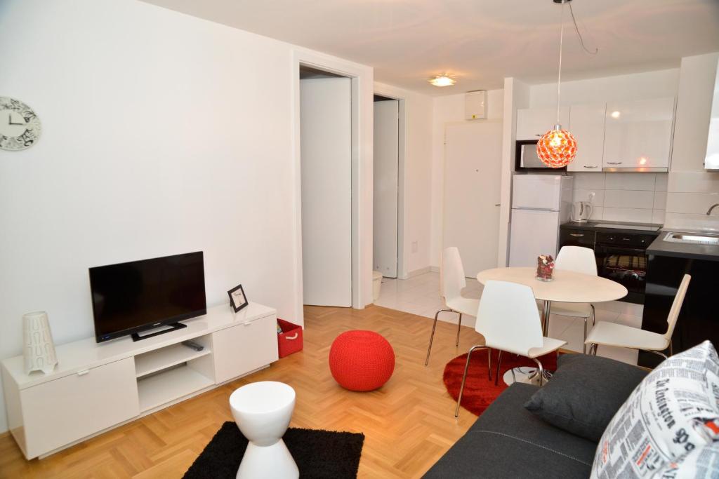 Televízia a/alebo spoločenská miestnosť v ubytovaní Golden Gate Apartment Zadar