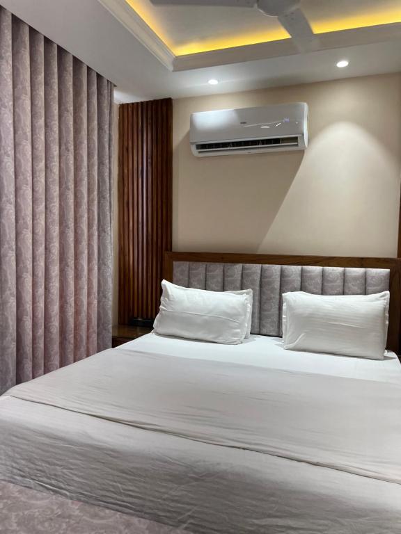 Postel nebo postele na pokoji v ubytování Myst Luxury stays