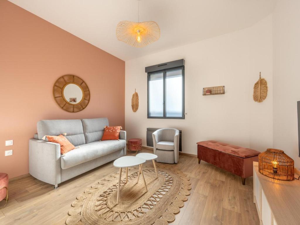 un salon avec un canapé et une table dans l'établissement Maison spacieuse 8 pers avec équipements modernes et garage, proche Compiègne et Parc Astérix - FR-1-526-43, à Sacy-le-Petit