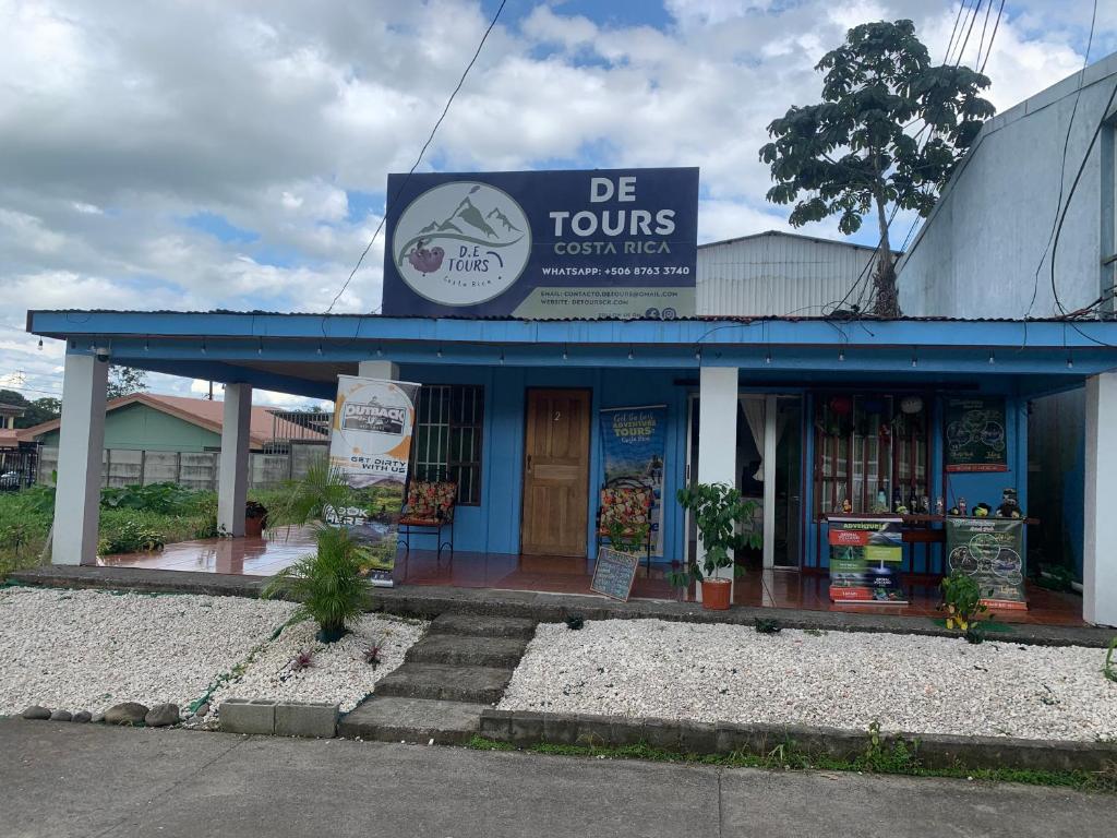 a store with a blue building with a sign on it at La Casa de Detours Costa Rica in Fortuna