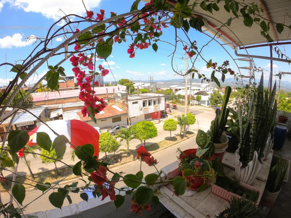 タラポトにあるHostel Flor del Valleの植物のあるバルコニーから市街の景色を望めます。