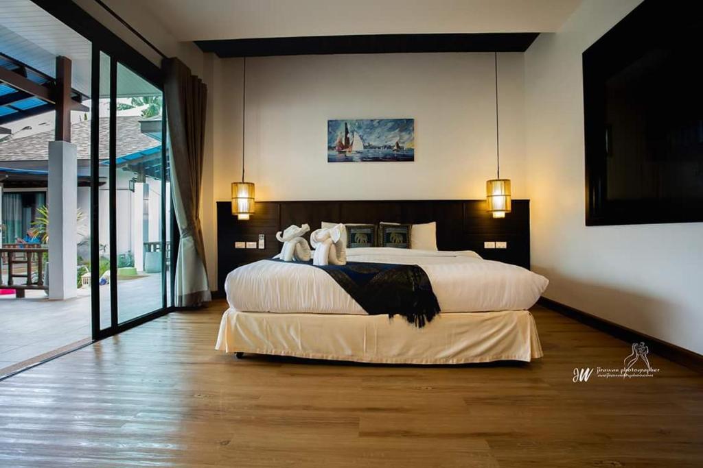 1 dormitorio con 1 cama grande en una habitación en Lanta Villa Resort, en Ban Ai Dao