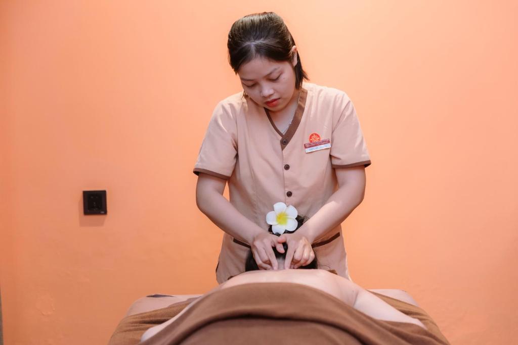 Không gian spa tại Spatel d'Annam - Imperial Boutique Spa & Hotel mang đến cảm giác thư giãn với các liệu trình massage, sauna và phòng xông hơi. Đây là lựa chọn lý tưởng để phục hồi năng lượng sau một ngày khám phá Đại Nội và các điểm di sản của Huế.