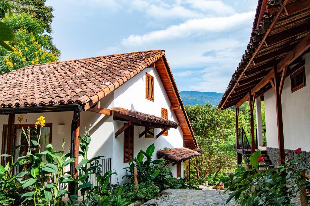 的住宿－Auen Posada Andina，白色房屋,设有瓷砖屋顶