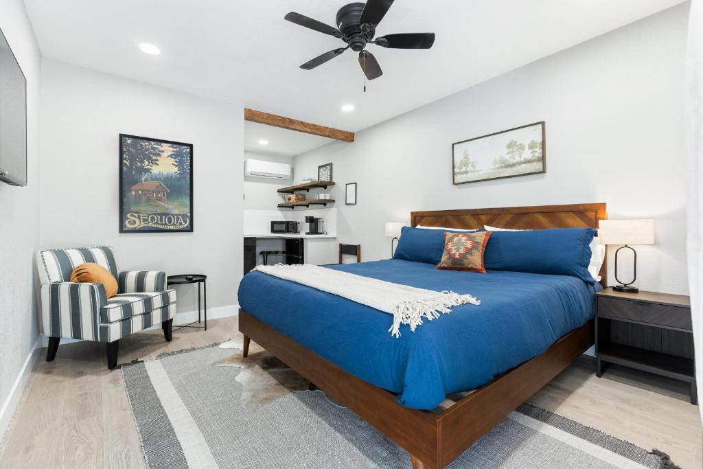 מיטה או מיטות בחדר ב-The Heather Sequoia Motel RM 4