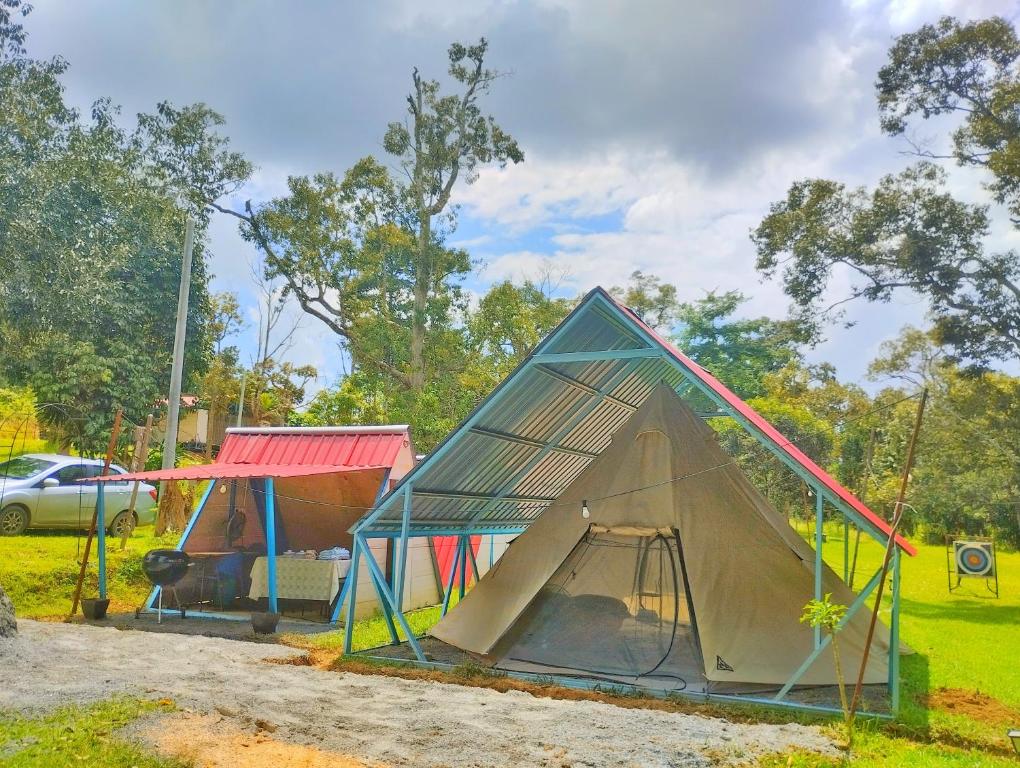 ein kleines Zelt in einem Park neben einem Spielplatz in der Unterkunft AWANAZ FARM GLAMPING in Jitra