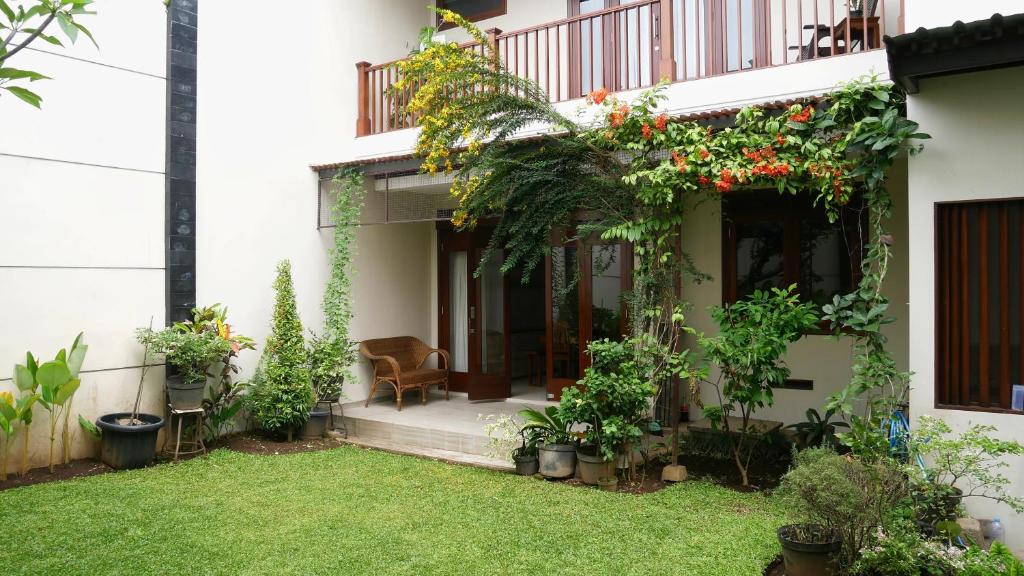 uma casa com plantas ao lado dela em Villa Coco4 Malang em Kotalama