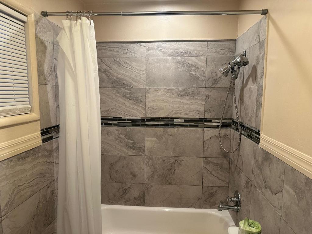 Kylpyhuone majoituspaikassa Brightstar Motel