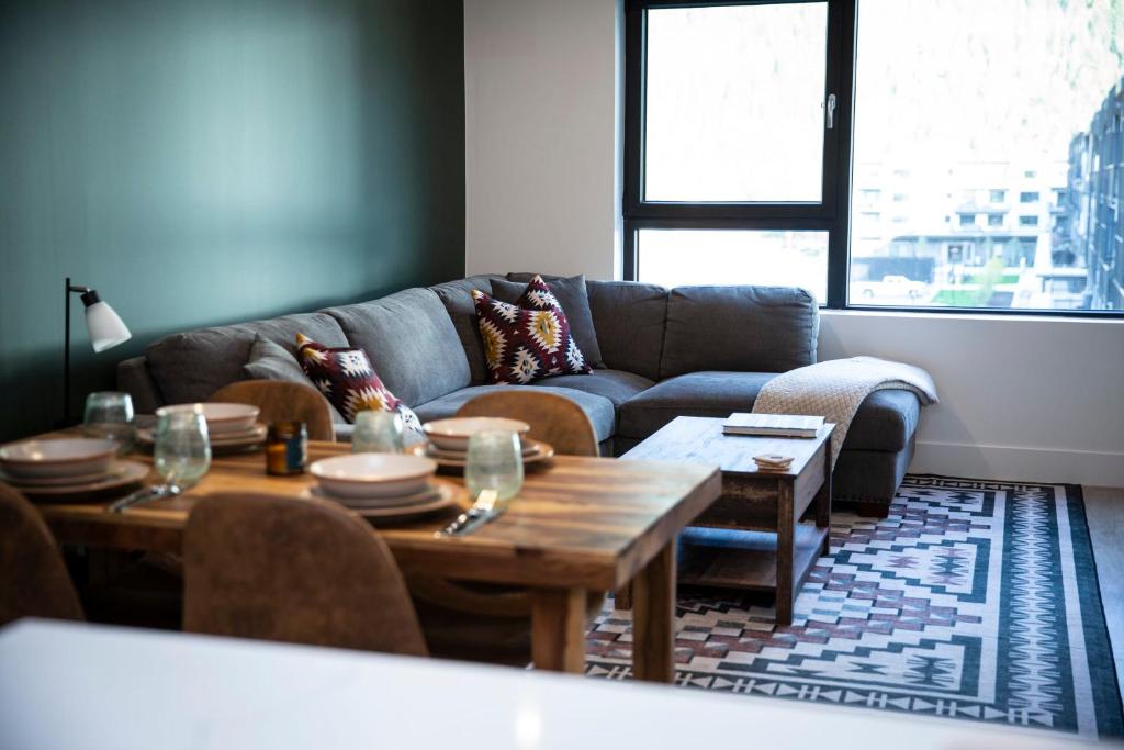 Revy Rendezvous Two Bedroom with Hot Tub, Revelstoke (updated prices