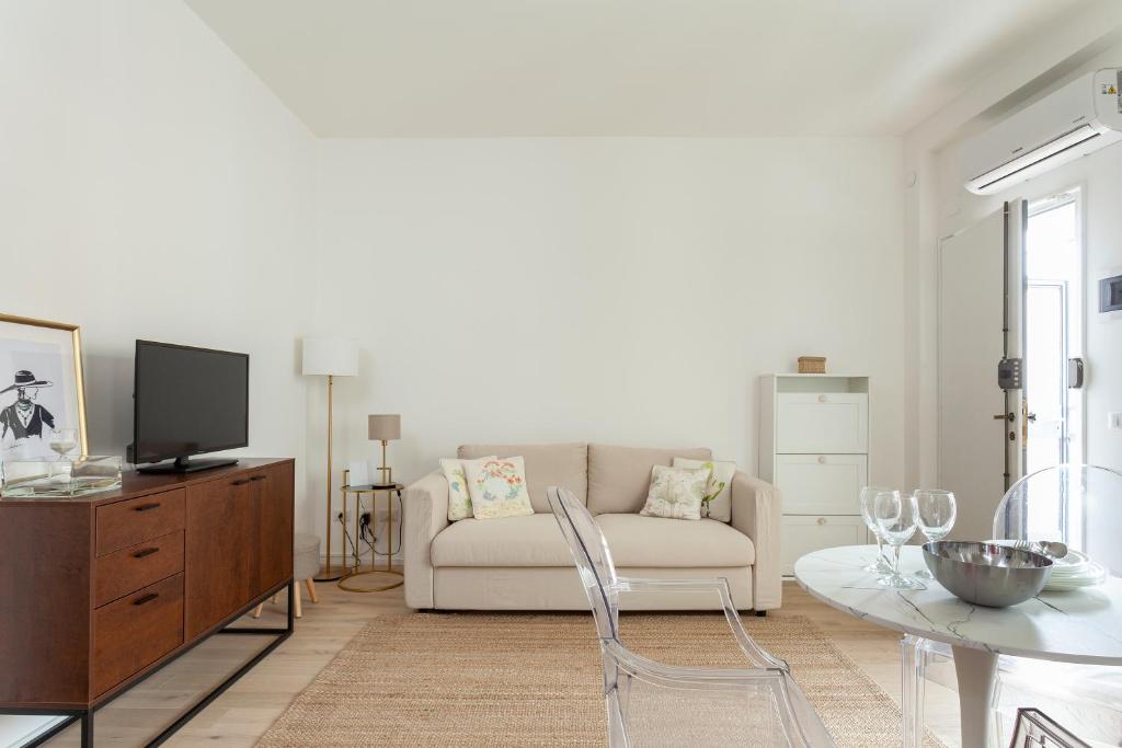 sala de estar con sofá y mesa en Casa Serena - Meryggiare Apartments en Milán