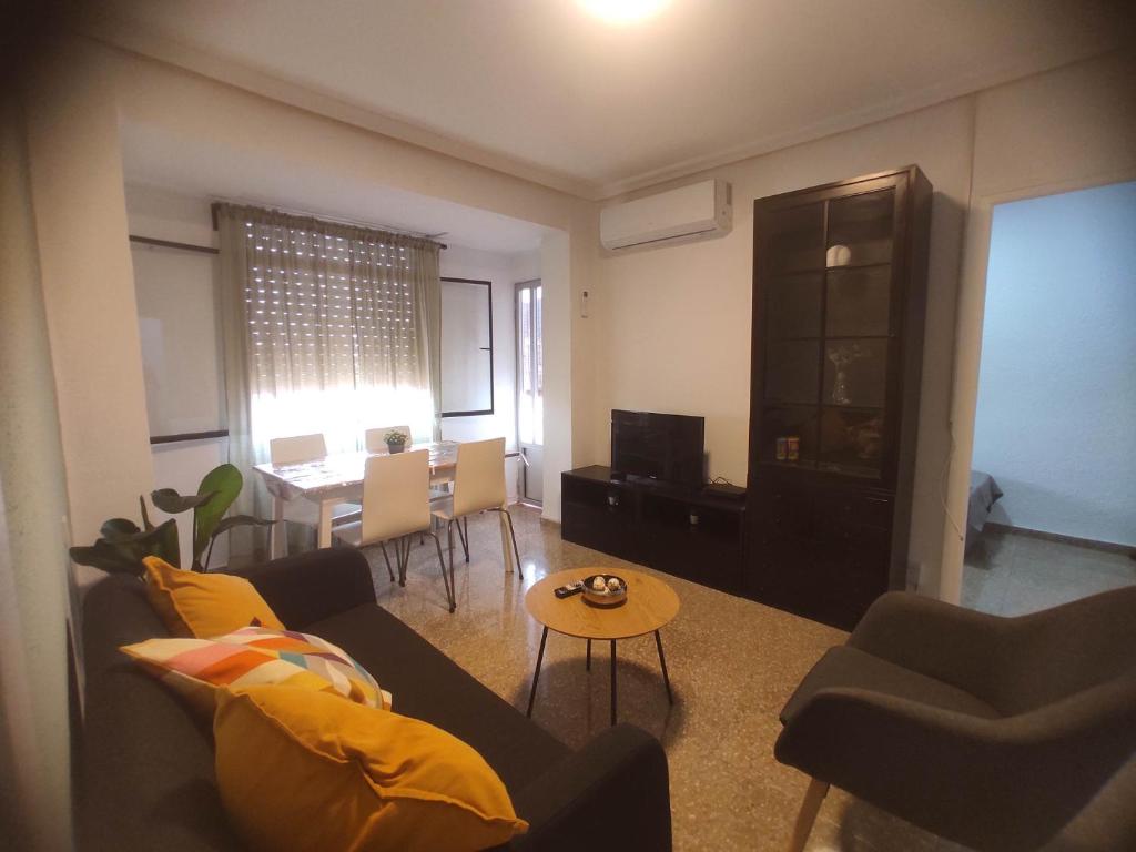 ein Wohnzimmer mit einem Sofa und einem Tisch in der Unterkunft Típico apartamento de pueblo in Faura