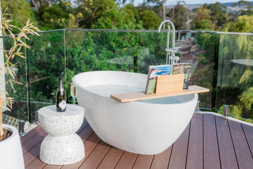 bañera blanca en la cubierta en Simply Stunning Holiday Views!, en Legana