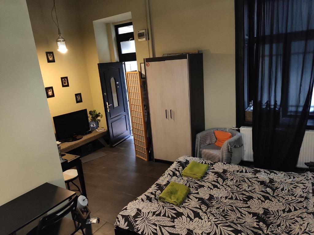 ブダペストにあるSmart Apartmentsのベッドルーム(ベッド1台、椅子、テレビ付)