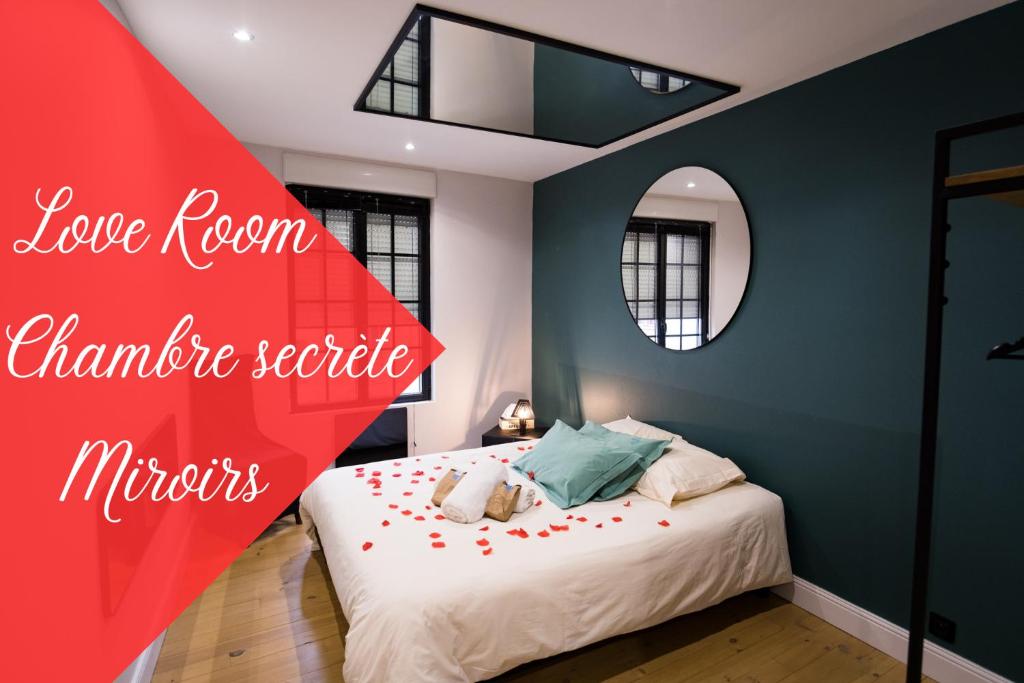 ベテューヌにあるLa Maison Coquineのベッドルーム1室(赤い看板のベッド1台付)