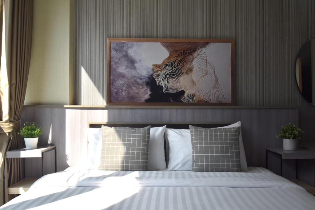 1 dormitorio con 1 cama con una foto de un tigre en BTS 46 - Near BTS Phrakhanong, en Bangkok