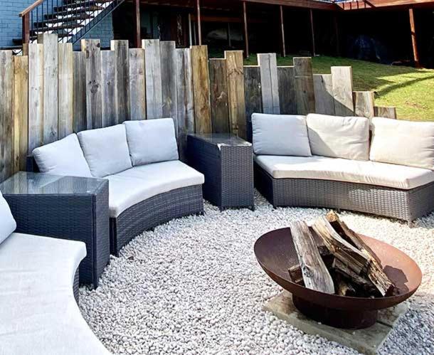 un patio con 2 sofás y una valla de madera en Bellview Estate, Bilpin, en Bilpin