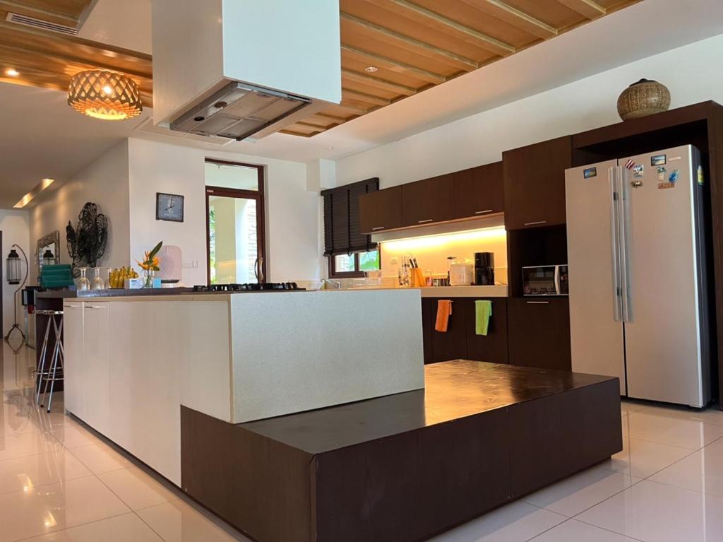 Kuchyň nebo kuchyňský kout v ubytování Amatapura Beachfront Villa 10 , SHA Certified