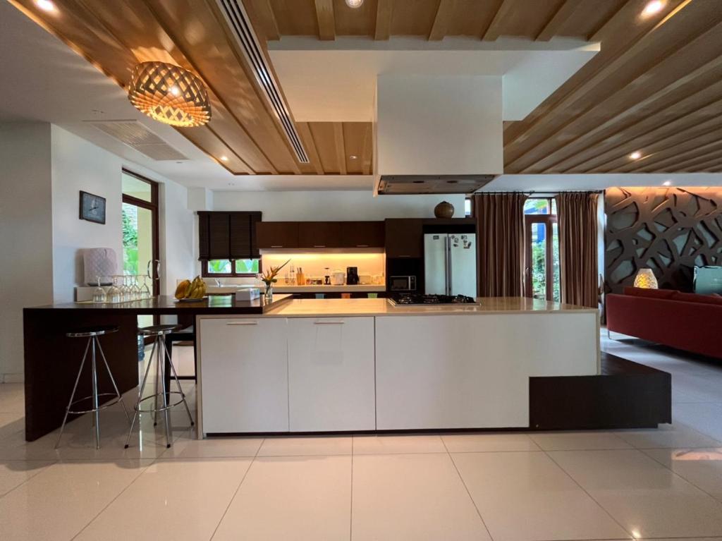Kuchyň nebo kuchyňský kout v ubytování Amatapura Beachfront Villa 10 , SHA Certified