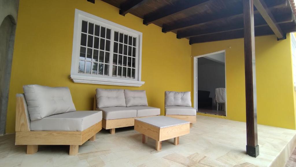 uma sala de estar com duas cadeiras e uma mesa em Casa la Arcada em Oaxaca de Juárez