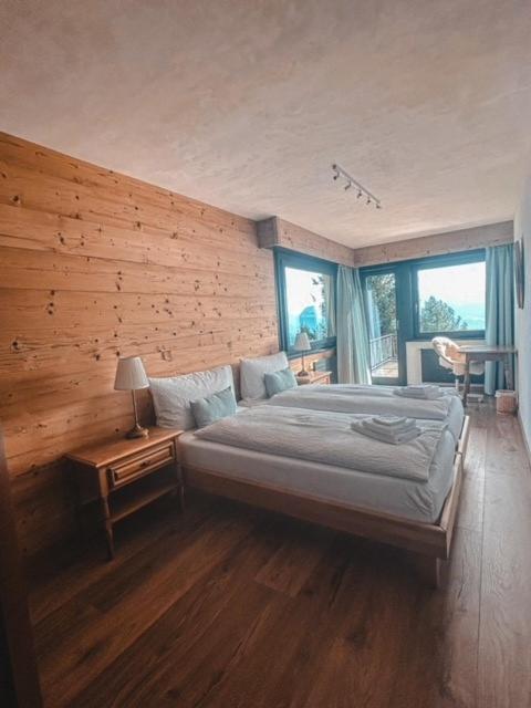 Postel nebo postele na pokoji v ubytování Hotel Bergsonne Rigi