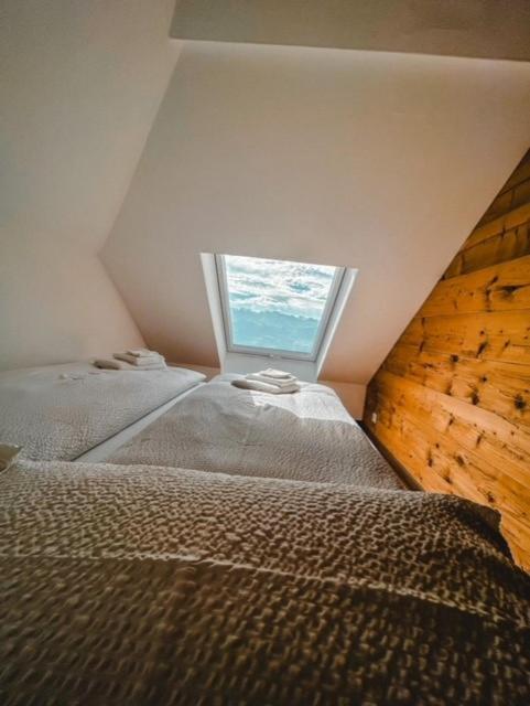 Postel nebo postele na pokoji v ubytování Hotel Bergsonne Rigi