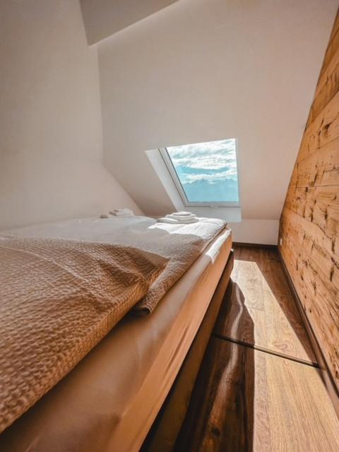 Postel nebo postele na pokoji v ubytování Hotel Bergsonne Rigi